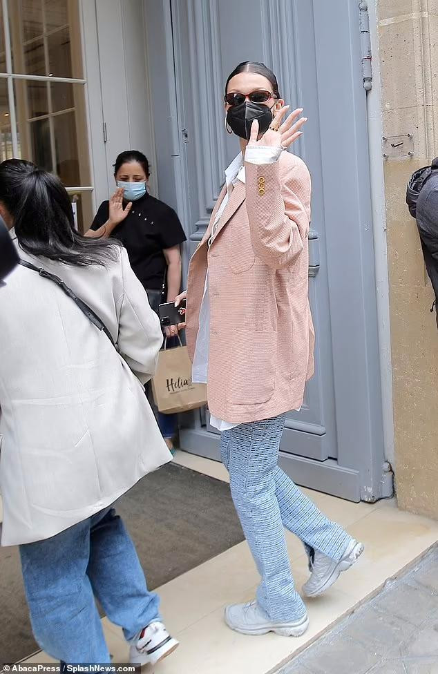 Bella thân thiện chào người hâm mộ. Trong bối cảnh dịch bệnh, người đẹp tuân thủ nghiêm túc quy định đeo khẩu trang ở nơi công cộng của Pháp.