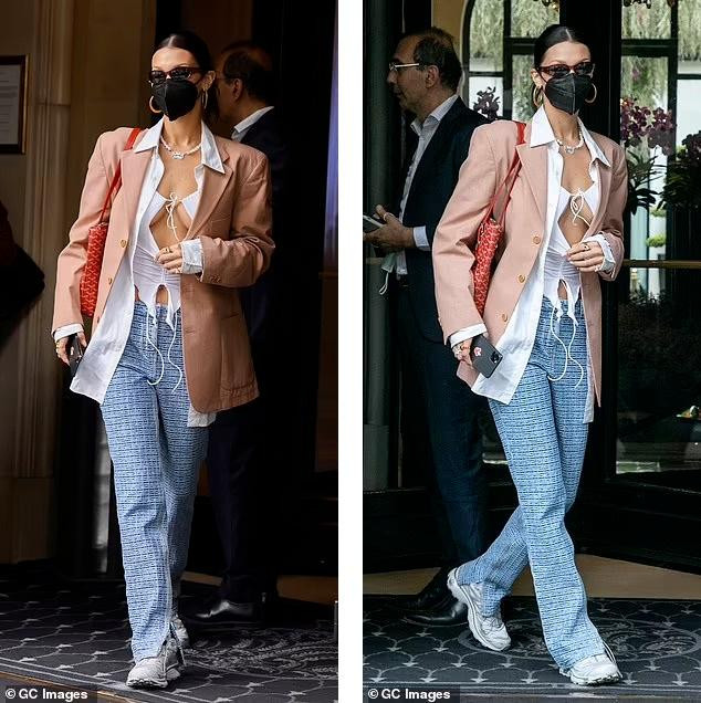 Nhìn tổng thể, đây là set đồ khá nóng bức so với mùa hè. Tuy nhiên, chiếc áo crop-top mặc trong giúp Bella hợp thời tiết hơn khi thiết kế cắt khoét táo bạo "lấp ló" vòng một không nội y.