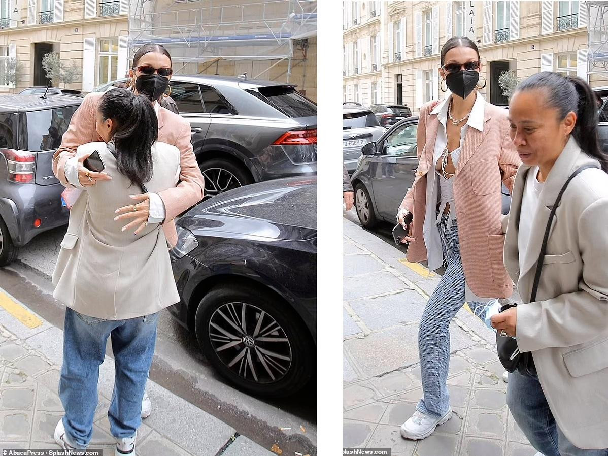 Tuần qua, Bella sống ở thủ đô của nước Pháp. Cô bị bắt gặp đi ăn tối với bạn bè và biểu diễn trên sàn catwalk. Một ngày trước đó, cô tham gia show diễn Ready to Wear (trang phục may sẵn) của Jacquemus-Collection Fall 2021 cùng với Kendall Jenner.