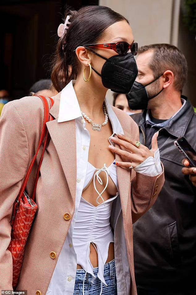 Mái tóc cô được giữ gọn gàng nhờ kẹp càng cua tiệp màu áo khoác. Siêu mẫu sinh năm 1996 kết hợp phụ kiện gồm dây chuyền ngọc trai, nhẫn mặt to và vòng tai tròn bằng vàng.