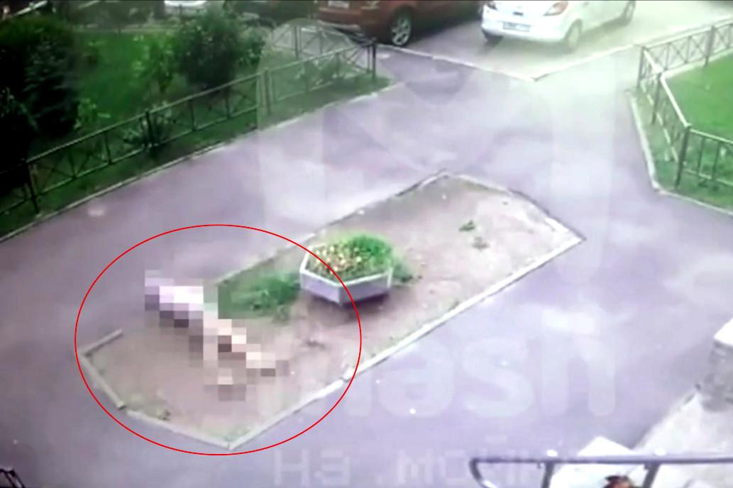 Thi thể cô được phát hiện bên ngoài tòa nhà sau đó. Thi thể cô được phát hiện bên ngoài tòa nhà sau đó.