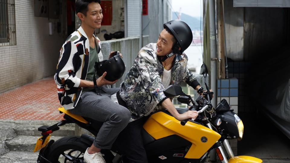 Kha Chấn Đông (trái) vào vai thanh niên đồng tính nam làm nghề mại dâm đường phố. Kha Chấn Đông (trái) vào vai thanh niên đồng tính nam làm nghề mại dâm đường phố.