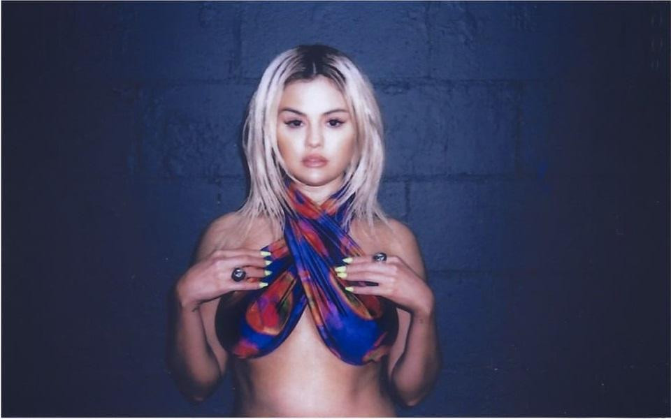 Vốn đã sở hữu thương hiệu mỹ phẩm Rare Beauty, Selena Gomez tiếp tục mở rộng tầm ảnh hưởng sang lĩnh vực thời trang khi hợp tác với bạn thân kiêm quản lý cũ Theresa Mingus và đối tác kinh doanh Morgan Brutocao để cho ra đời bộ sưu tập đồ bơi mới.