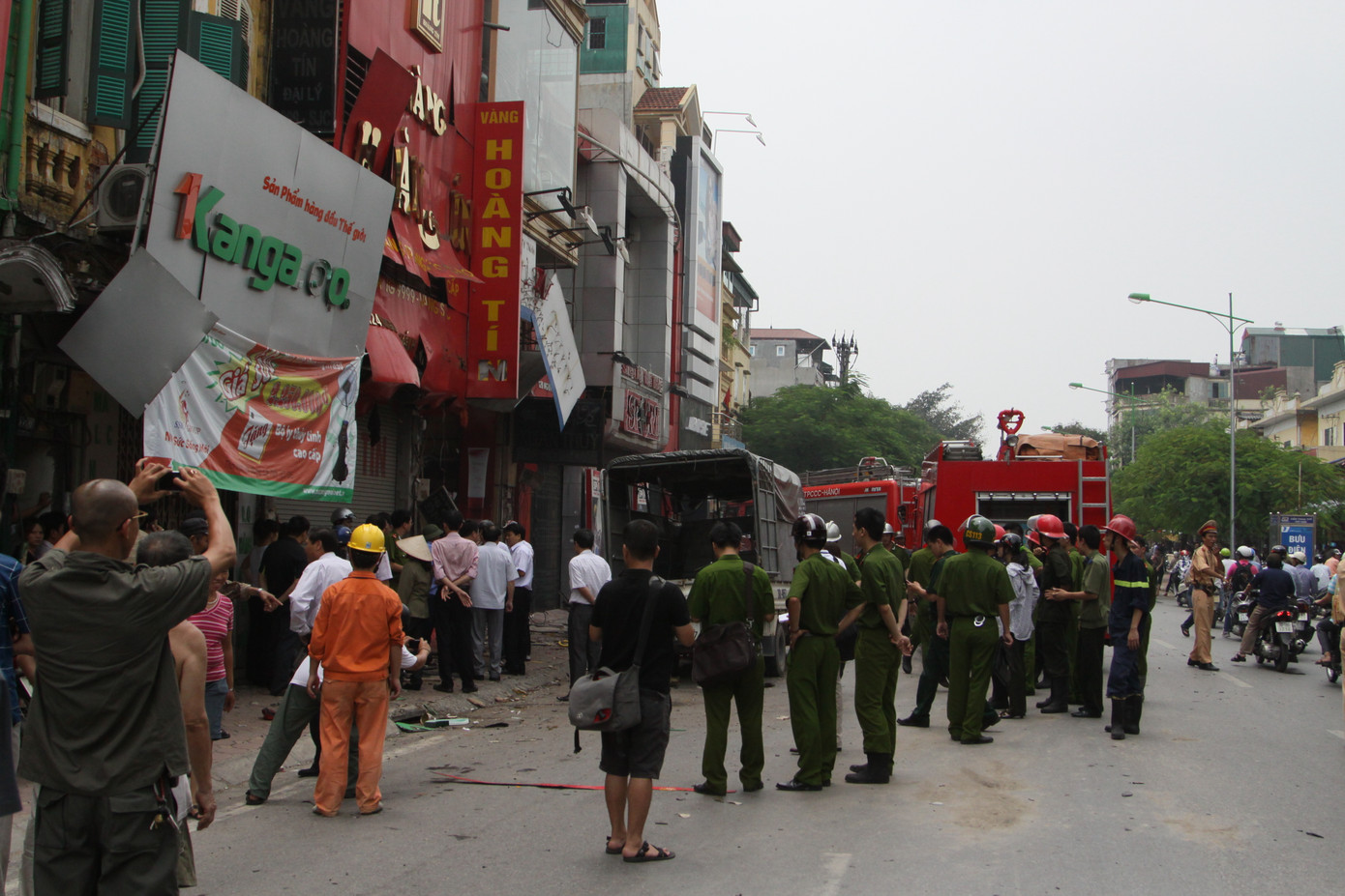 Hàng trăm cảnh sát đã có mặt để phong tỏa và khám nghiệm hiện trường