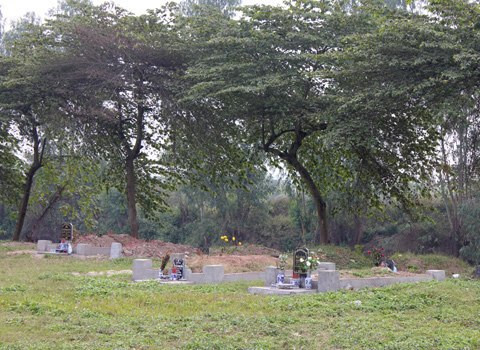 Nơi chôn tử tù tại trường bắn Cầu Ngà. Ảnh: Anh Thư