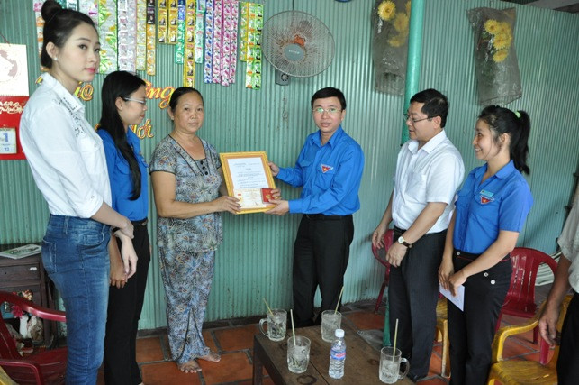 Anh Đặng Quốc Toàn, Bí thư TƯ Đoàn trao Huy hiệu Tuổi trẻ dũng cảm cho bà Trịnh Thị Tư- bà ngoại của em Thái Thị Kim Ngân