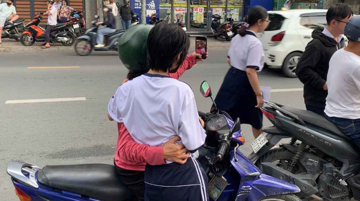 Mẹ con cùng ghi lại khoảnh khắc đưa con đi thi trong kì thi lịch sử