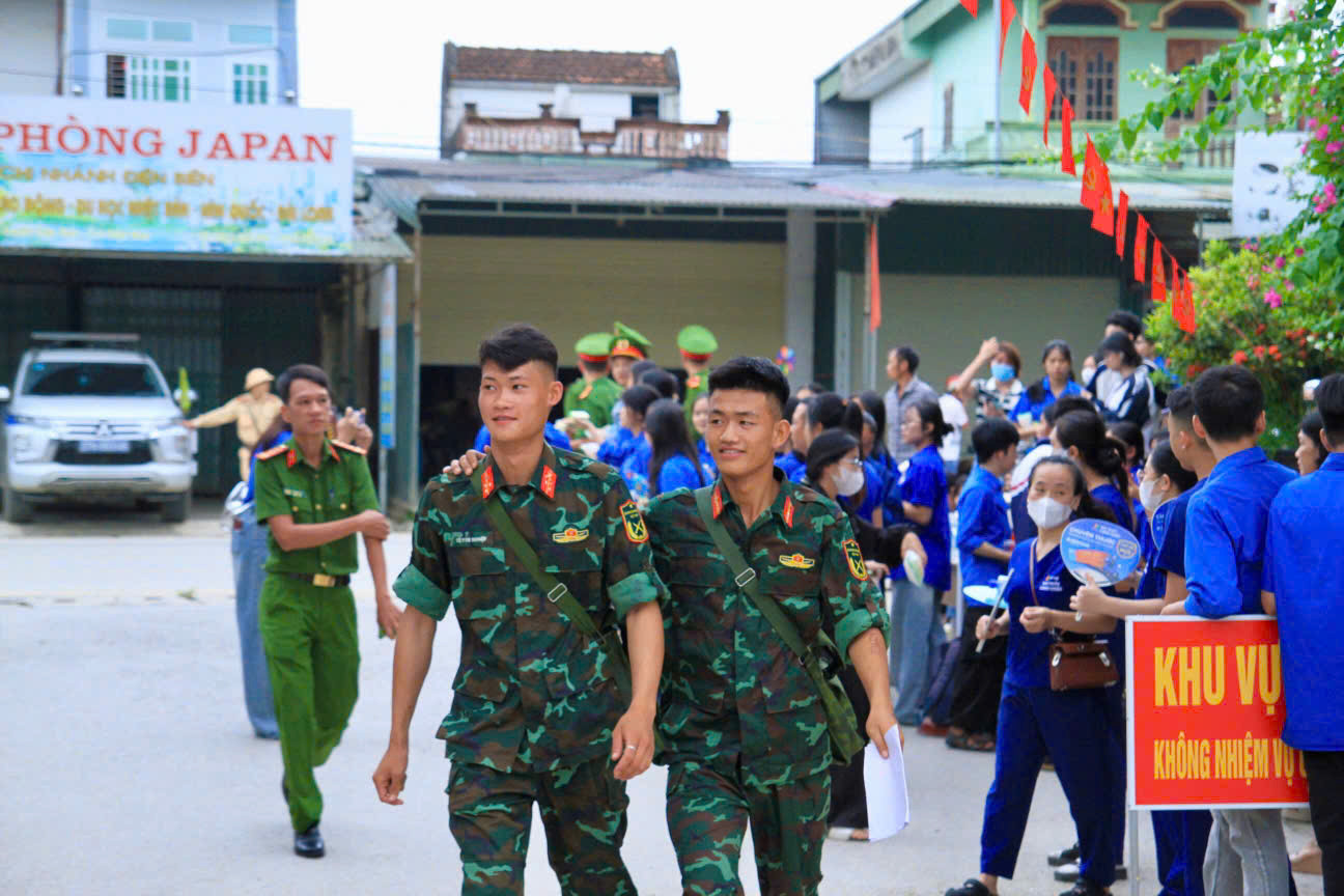 Là chiến sĩ cùng khoác vai nhau đến trường thi