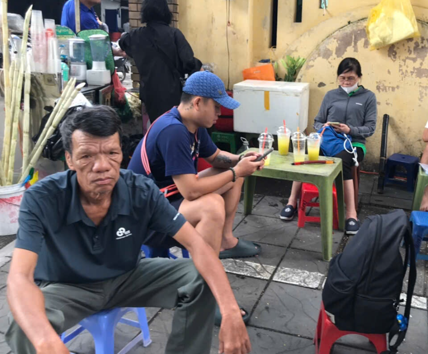 Là khi con vào phòng thi, cha lặng lẽ dõi theo con. Ảnh: Đỗ Hợp