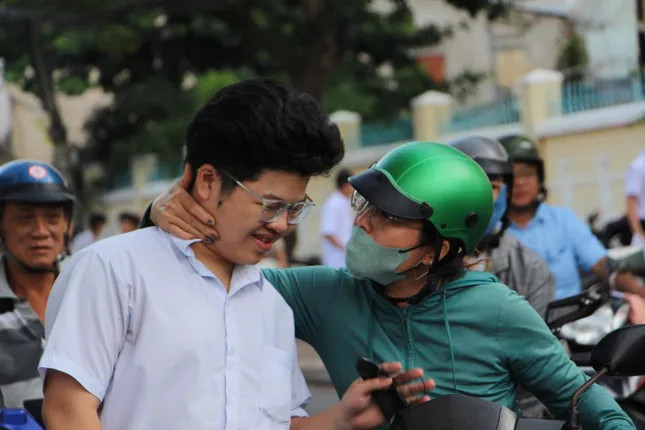 Nhiều phụ huynh động viên con bằng cái ôm chặt mong con tự tin thi tốt. Ảnh: Thanh Thanh