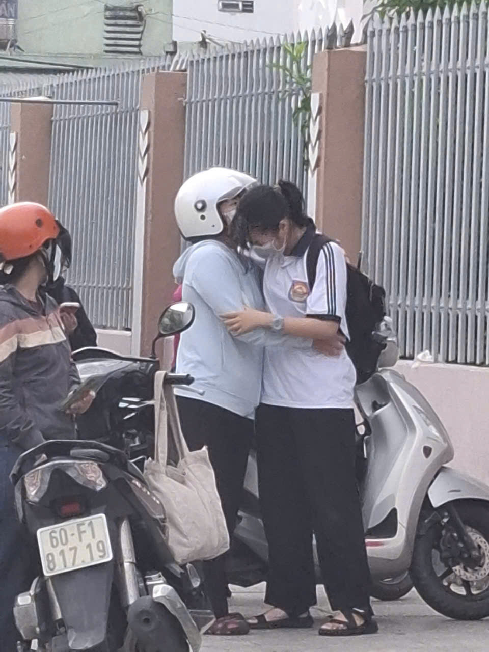 Là cái ôm động viên con bớt lo lắng. Ảnh: Mạnh Thắng