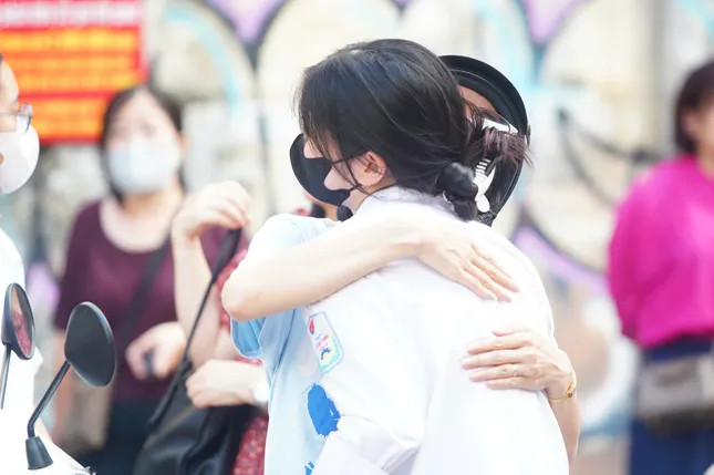 Là cái ôm rất chặt của mẹ