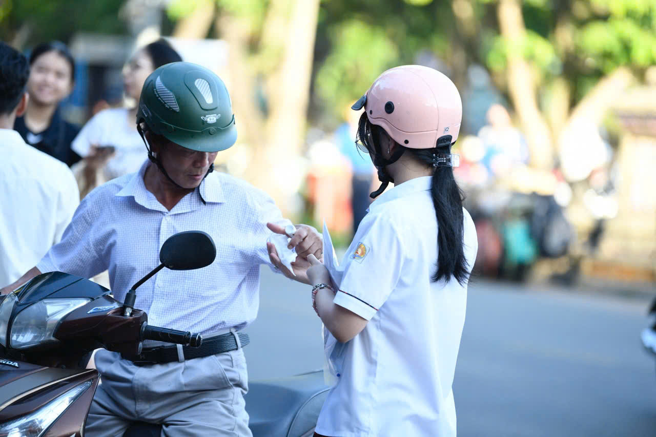 &quot;Con thi tốt nhé&quot;