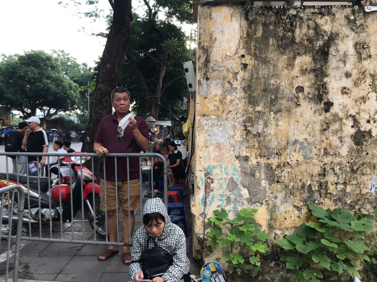 Đợi ngóng con thi dưới trời nắng nóng. Ảnh: Đỗ Hợp