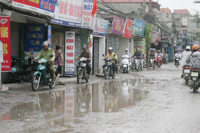 Xe máy đi men theo vỉa hè sát