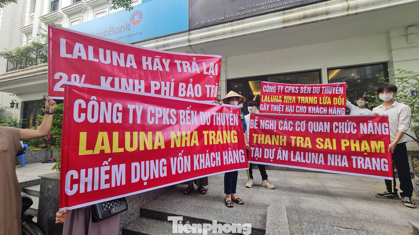 Nhiều khách hàng mua căn hộ condotel dự án Trung tâm Bến Du Thuyền Hoàng Gia (Nha Trang, Khánh Hòa) tập trung băng rôn trước trụ sở Công ty Cổ phần Khách sạn Bến Du Thuyền trên đường Nguyễn Chánh (quận Cầu Giấy, Hà Nội) để đòi quyền lợi. Nhiều khách hàng mua căn hộ condotel dự án Trung tâm Bến Du Thuyền Hoàng Gia (Nha Trang, Khánh Hòa) tập trung băng rôn trước trụ sở Công ty Cổ phần Khách sạn Bến Du Thuyền trên đường Nguyễn Chánh (quận Cầu Giấy, Hà Nội) để đòi quyền lợi.