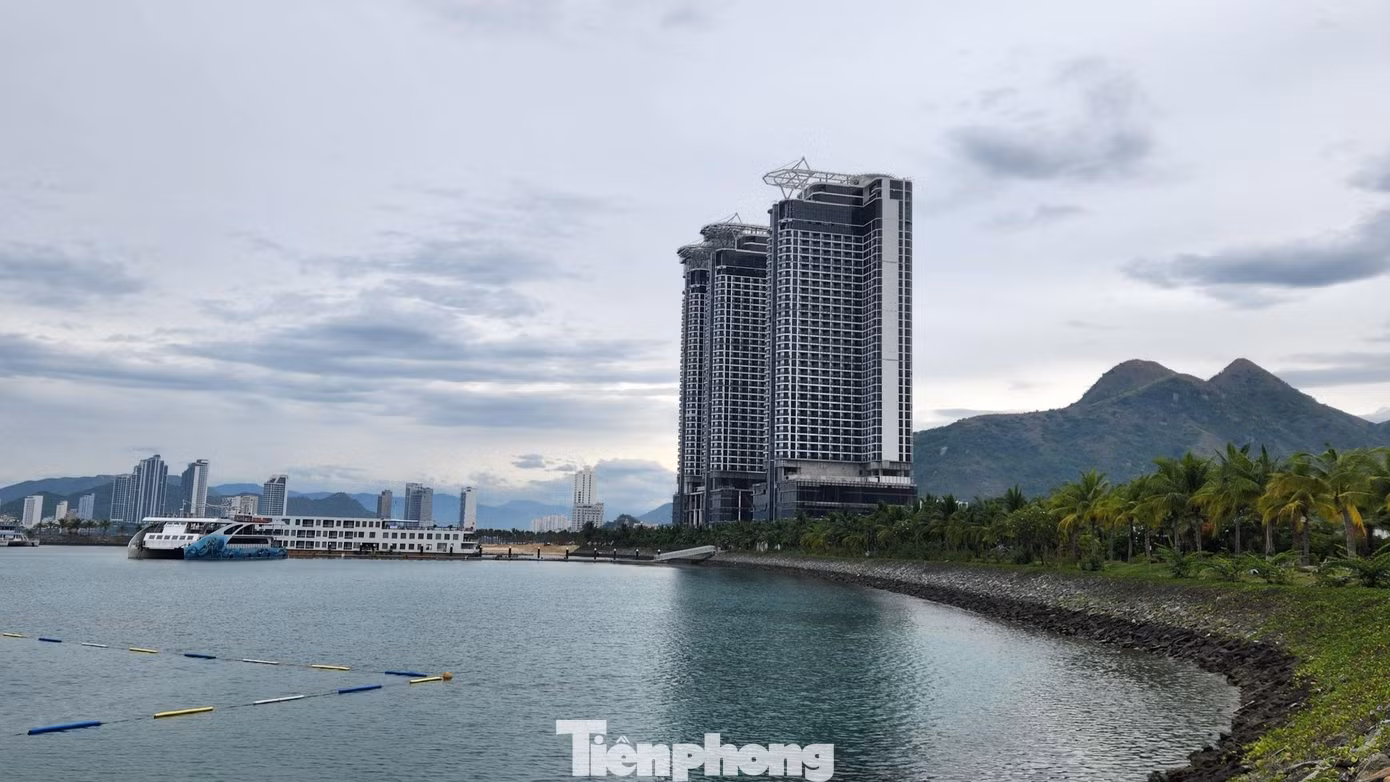Chủ đầu tư dự án Trung tâm Bến Du Thuyền Hoàng Gia chậm chi trả thu nhập cam kết, chậm bàn giao căn hộ, trong khi dự án bị ngân hàng dùng làm tài sản đảm bảo rao bán cho khoản nợ hàng trăm tỷ của chủ đầu tư khiến khách hàng hoang mang, lo lắng.