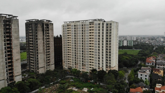 Theo báo cáo của quận Hoàng Mai, Tổng công ty Đầu tư phát triển nhà và đô thị (Tổng công ty HUD) được giao làm chủ đầu tư 6 khu đô thị trên địa bàn quận Hoàng Mai gồm: Khu đô thị tập trung Định Công, Khu đô thị nhà ở Bắc Linh Đàm, Khu nhà ở Bắc Linh Đàm mở rộng, Khu dịch vụ tổng hợp và nhà ở hồ Linh Đàm, Khu đô thị mới Pháp Vân - Tứ Hiệp, Khu đô thị mới Tây Nam hồ Linh Đàm. Đến nay, Tổng công ty HUD đã triển khai thực hiện xong các ô đất ở xây dựng mới. Thế nhưng còn lại 33/86 (38%) ô đất công cộng, hạ tầng xã hội, hạ tầng kỹ thuật chưa triển khai xây dựng. Theo báo cáo của quận Hoàng Mai, Tổng công ty Đầu tư phát triển nhà và đô thị (Tổng công ty HUD) được giao làm chủ đầu tư 6 khu đô thị trên địa bàn quận Hoàng Mai gồm: Khu đô thị tập trung Định Công, Khu đô thị nhà ở Bắc Linh Đàm, Khu nhà ở Bắc Linh Đàm mở rộng, Khu dịch vụ tổng hợp và nhà ở hồ Linh Đàm, Khu đô thị mới Pháp Vân - Tứ Hiệp, Khu đô thị mới Tây Nam hồ Linh Đàm. Đến nay, Tổng công ty HUD đã triển khai thực hiện xong các ô đất ở xây dựng mới. Thế nhưng còn lại 33/86 (38%) ô đất công cộng, hạ tầng xã hội, hạ tầng kỹ thuật chưa triển khai xây dựng.