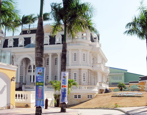 Lối vào dinh thự của Chủ tịch HĐQT Công ty cổ phần Chế biến thực phẩm Phương Nam Lâm Ngọc Khuân. Nơi đây chính thức trở thành nhà hàng khách sạn từ ngày 30-1, sau khi ngân hàng chủ nợ đã cho một doanh nghiệp thuê lại để kinh doanh