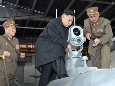 Ngày 24/3, nhà lãnh đạo Triều Tiên Kim Jong-un tìm hiểu thiết bị kỹ thuật chiến đấu mới nhất do đơn vị 1501 của quân đội nước này sản xuất. Ảnh: KCNA