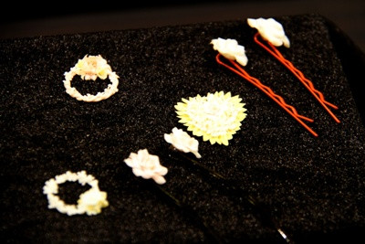 Kẹp tóc gắn hoa sứ