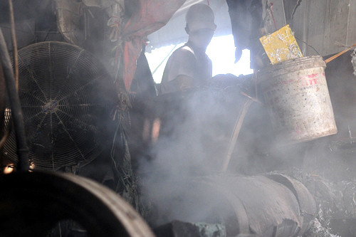 Ngột ngạt nhất là trong các xưởng làm hạt nhựa - nguyên liệu để sản xuất ra nhựa thành phẩm. Bầu không khí tại đây luôn kín đặc khói bốc lên từ các lò nấu nhựa. Những người công nhân làm ở đây cho biết, những ngày đầu mới vào làm, có người đổ bệnh vì mùi rác hôi thối, mùi nhựa cháy lại thêm tiếng ồn của các loại máy móc. Mức thu nhập ổn khiến họ bất chấp sự ảnh hưởng tới sức khỏe để tiếp tục công việc