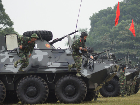 Chiến sĩ bộ binh thực hành động tác kỹ thuật lên xuống xe chiến đấu