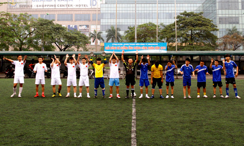 Trận đấu thứ hai trong ngày là giữa hai đội Viettel (áo trắng) - T.Ư Đoàn (áo xanh)
