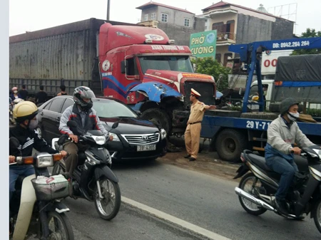 Lực lượng CSGT đến giải quyết vụ việc