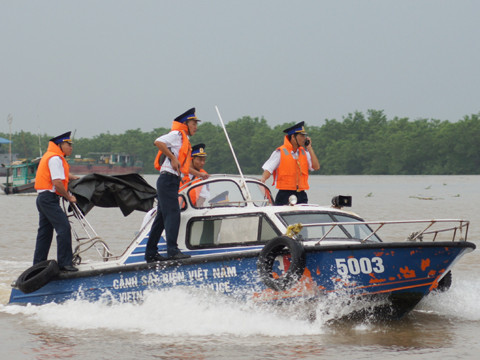 Tổ tuần tra kiểm soát trên đường làm nhiệm vụ