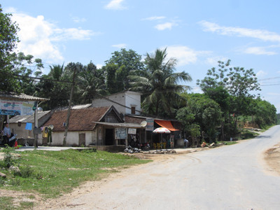Chợ Tôm từng là nơi diễn ra những cuộc mua bán đá đỏ, giờ thưa vắng. Chợ Tôm từng là nơi diễn ra những cuộc mua bán đá đỏ, giờ thưa vắng