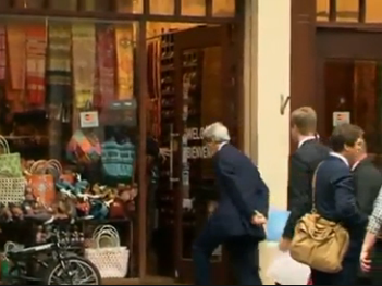 Ngoại trưởng Mỹ John Kerry bước vào một cửa hàng lưu niệm trên phố cổ Hà Nội