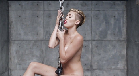 Cảnh nude của Miley trong MV Wrecking Ball