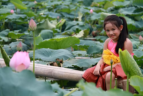 Đức Anh và Minh Châu thật duyên dáng Gia Hân và Tranh Linh tung tăng đi qua cầu Đức Anh và chị gái Trang Linh Ngọc Ánh và em trai cùng tạo dáng Thanh Sơn đáng yêu không nào? Đức Anh có gương mặt và nụ cười thật sáng Minh Châu duyên dáng và đáng yêu Gia Hân rất tự tin và duyên dáng Khoảnh khắc hồn nhiên