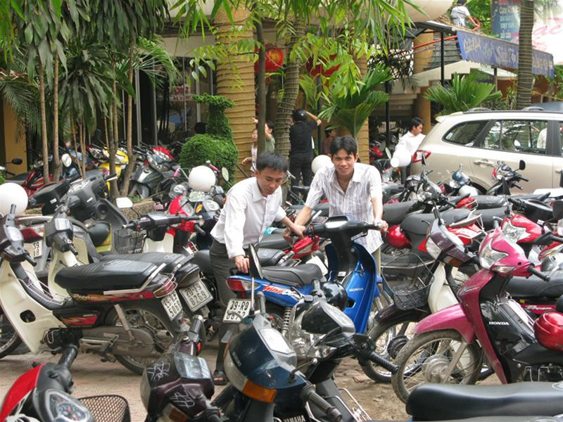 Điểm trông xe tự phát mọc lên như nấm Điểm trông xe tự phát mọc lên như nấm