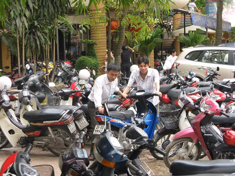 Điểm trông xe tự phát mọc lên như nấm