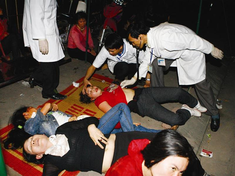 Hàng chục người đã bị ngất phải cấp cứu trong Lễ Khai ấn đền Trần năm nay. Ảnh : Hồng Vĩnh. Hàng chục người đã bị ngất phải cấp cứu trong Lễ Khai ấn đền Trần năm nay. Ảnh : Hồng Vĩnh.