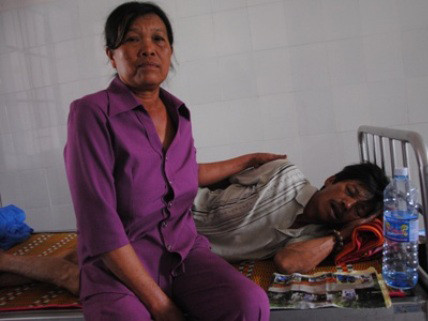 Hai vợ chồng ông Thông tại bệnh viện. . Hai vợ chồng ông Thông tại bệnh viện.