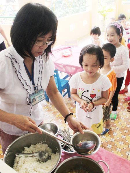 Bữa ăn tại trường mầm non Bình Minh. Ảnh: Nguyễn Huy. Bữa ăn tại trường mầm non Bình Minh. Ảnh: Nguyễn Huy