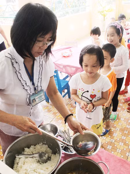 Bữa ăn tại trường mầm non Bình Minh. Ảnh: Nguyễn Huy