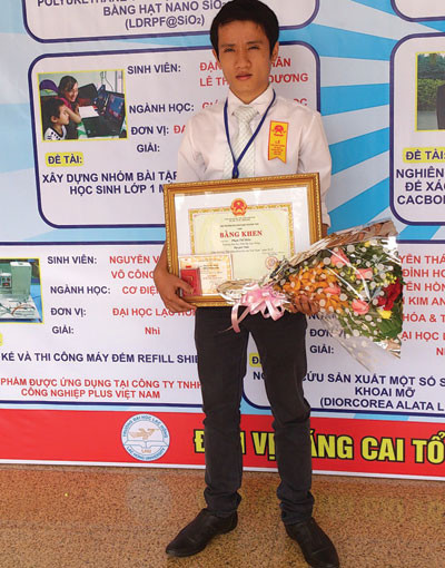 Sinh viên Phạm Thế Hiếu trong ngày nhận giải