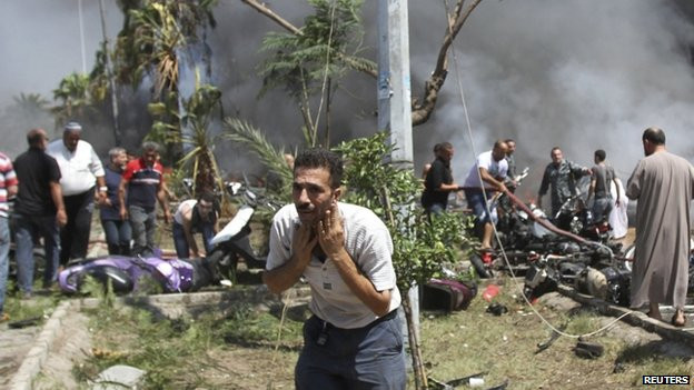 Lực lượng cứu hộ đang nhanh chóng cấp cứu người bị nạn trong hai vụ đánh bom hôm 23/8