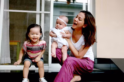 Chưa đầy 2 năm sau khi kết hôn Ngọc Thúy đã ôm hai cô con gái nhỏ về nước. Chưa đầy 2 năm sau khi kết hôn Ngọc Thúy đã ôm hai cô con gái nhỏ về nước.