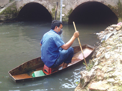 PV Tiền Phong chèo thuyền khám phá ống cống xả bẩn khu đô thị Mỹ Đình - Mễ Trì . PV Tiền Phong chèo thuyền khám phá ống cống xả bẩn khu đô thị Mỹ Đình - Mễ Trì