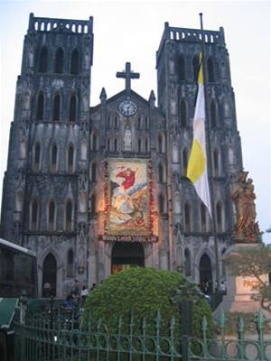 Tổng Giám mục Giuse Ngô Quang Kiệt chủ trì Đêm Canh thức. Từ phải qua: Hồng y Giuse Phạm Đình Tụng, Tổng Giám mục Ngô Quang Kiệt, Giám mục phụ tá Paul Lê Đắc Trọng. Giáo dân xứ Nhà Thờ Lớn Hà Nội cầu nguyện cho Giáo Hoàng John Paul II. Các chủng sinh Đại Chủng viện trong Đêm Canh thức. Câu "Alleluia" vang lên từ đêm Phục sinh của Chúa Kitô. Những ngọn nến lung linh trong Đêm Canh thức. Các nhà thờ Hà Nội đồng loạt treo cờ rủ. Các cháu nhỏ cũng chăm chú dâng lời cầu nguyện.