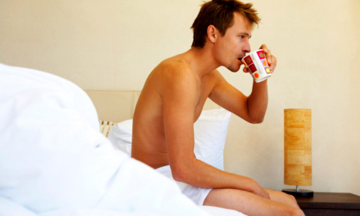 Nếu một người đàn ông vẫn khỏe mạnh, sinh lý tốt, khi quan hệ vẫn cương cứng, không có biểu hiện đau đớn, màu sắc tinh dịch bình thường, chỉ có điều vị hơi đắng hơn so với trước kia thì rất có thể là do việc anh ấy sử dụng cà phê trước khi quan hệ