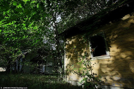 Những ngôi nhà hoang ở Lester. Ngôi nhà của bà Gertrude Murphy đã từng gặp hỏa hoạn khiến bà phải chuyến tới sống ở một cabin nhỏ nằm ngoài rìa thị trấn. Khi được các nhân viên xã hội tới khuyên nên rời khỏi nơi này, bà đã từ chối. Những ngôi nhà hoang ở Lester. Ngôi nhà của bà Gertrude Murphy đã từng gặp hỏa hoạn khiến bà phải chuyến tới sống ở một cabin nhỏ nằm ngoài rìa thị trấn. Khi được các nhân viên xã hội tới khuyên nên rời khỏi nơi này, bà đã từ chối