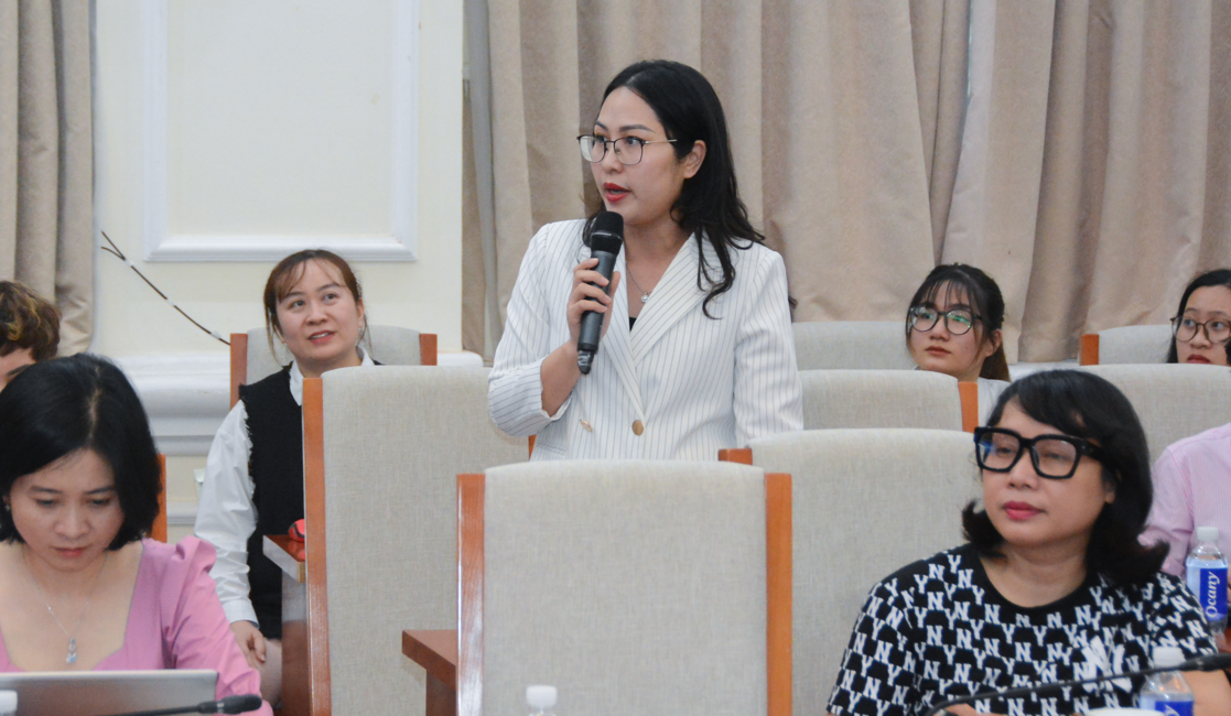 Phóng viên đặt câu hỏi trong cuộc họp báo