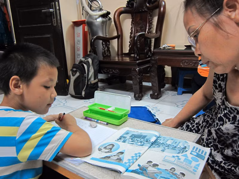 Nhiều lúc Hiếu vẫn phải nhắc nhở vì viết sai chữ