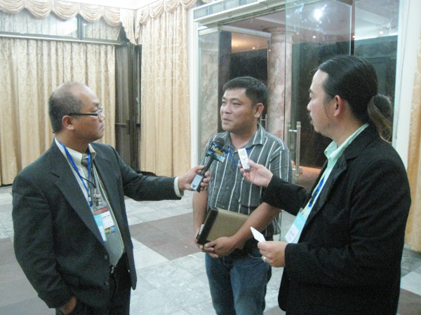 Các nhà báo Việt tại Mỹ phỏng vấn nhà báo Hoàng Hải, TBT Tuần Tin Tức, CHLB Đức. Ảnh: Lan Anh. Các nhà báo Việt tại Mỹ phỏng vấn nhà báo Hoàng Hải, TBT Tuần Tin Tức, CHLB Đức . Ảnh: lan anh